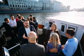 Пока все потеют в конференц-залах, мы подняли паруса